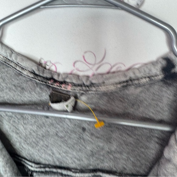 We the free top long sleeve high low back distressed grey black buttons cute - Picture 5 of 14